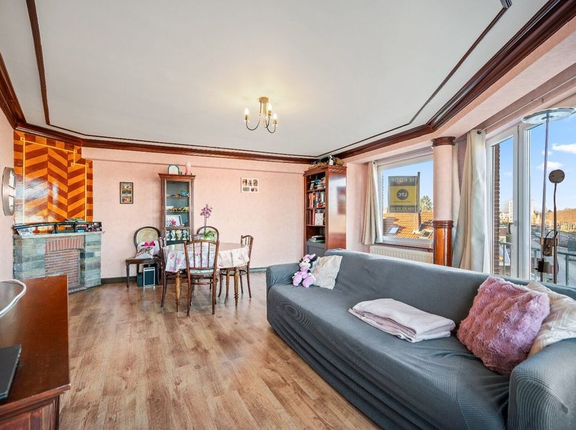 Dit gezellige en instapklare appartement ligt pal in het centrum van Tienen, op wandelafstand van scholen, winkels, supermarkten, openbaar vervoer en