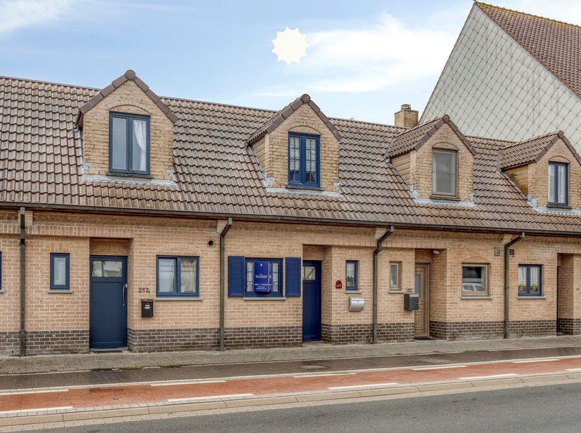 Op zoek naar een gezellige woning met alle voorzieningen binnen handbereik? Dan is deze charmante woning in het hart van Westende-Dorp zeker een bezoe
