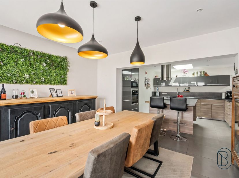 Instapklare gezinswoning met tuin, garage, 14 zonnepanelen en EPC B<br />
<br />
Mooie woning met 204 m² bewoonbare oppervlakte, smaakvol gerenoveer