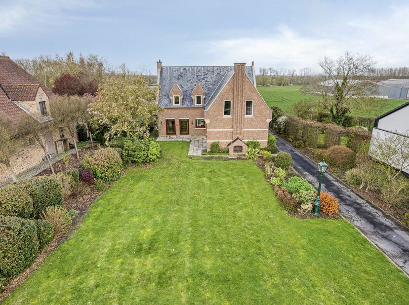 karaktervolle villa met ruime tuin ? Deze karaktervolle woning in open bebouwing bevindt zich in Oorbeek, een deelgemeente van Tienen. De woning biedt