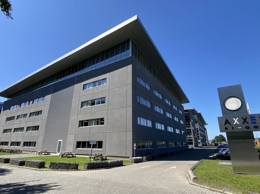 276m² kantoorruimte op het gelijkvloers links in gebouw I (uitbreidbaar tot 984m²)<br />
Ligging: vlakbij afrit R4/E40, bushalte voor kantorencomplex.