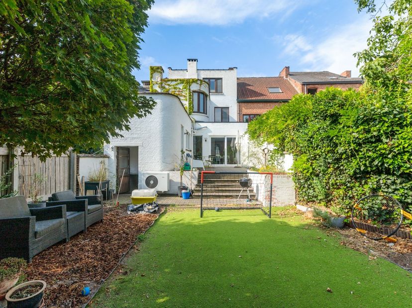 Deze woning geniet van een uiterst strategische ligging, op korte afstand van het bruisende centrum van Hasselt. Dankzij de vlotte verbinding met de G