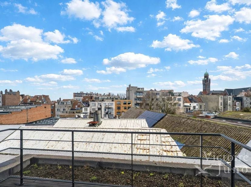 Victoire Junot heeft het genoegen u dit nieuwbouwappartement met 1 slaapkamer, doorzon en terras aan te bieden, samengesteld als volgt:<br />
De inkom