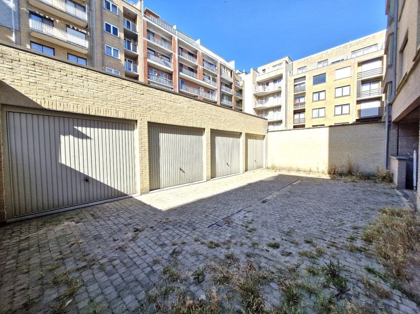 Centraal gelegen garagebox in de gezellige Strandwijk te Zeebrugge. Deze garage is makkelijk toegankelijk en bevindt zich in de buitenlucht op het gel