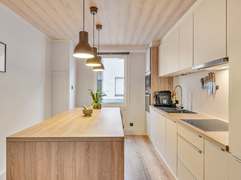 Bent u op zoek naar een instapklare, gerenoveerde rijwoning op een toplocatie in het bruisende Ledeberg? Dan is dit charmante pand absoluut een bezoek