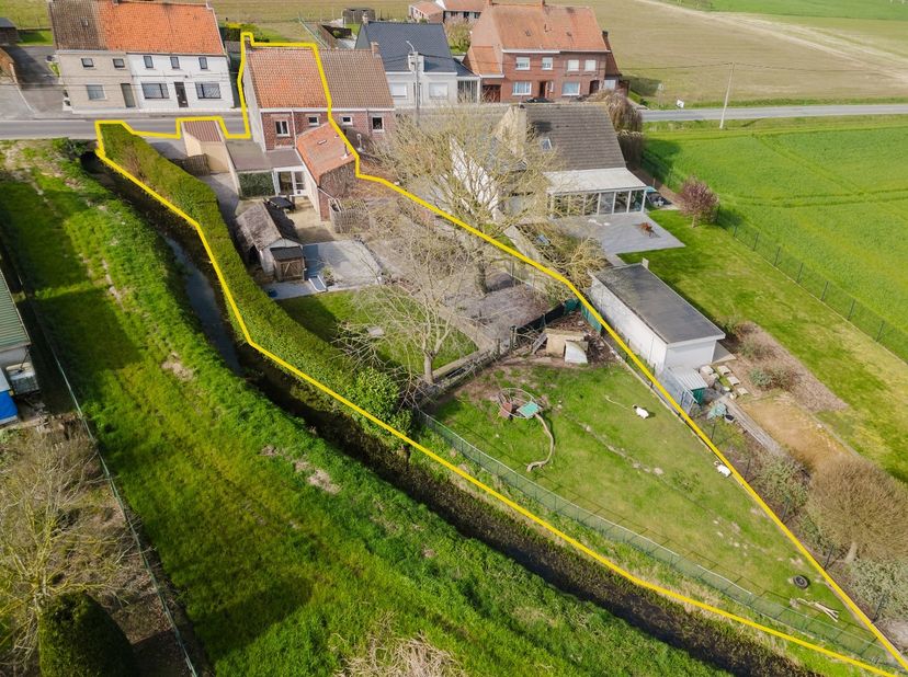 Rust, ruimte en vrij zicht, Heestertstraat 67 in Outrijve biedt het allemaal op een royaal perceel van 736 m².<br />
<br />
De woning is praktisch ing