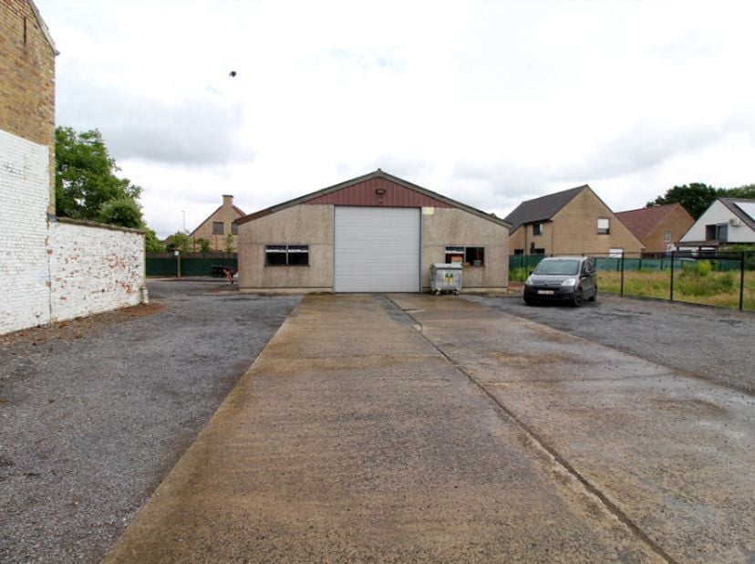 Langs de Menensesteenweg vinden we deze loods met koer en uitweg.&amp;nbsp;<br />
<br />
	Oppervlakte loods: 150m²<br />
	oppervlakte bureel, stockage en