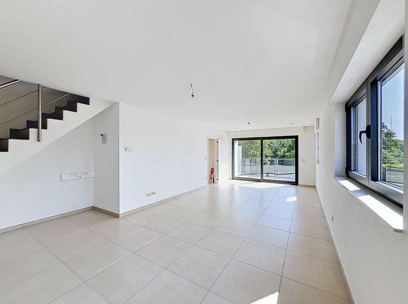 Cet appartement duplex de 2 chambres bénéficie d'un emplacement central, d'une terrasse spacieuse et d'un jardin commun (utilisation gratuite, sans en