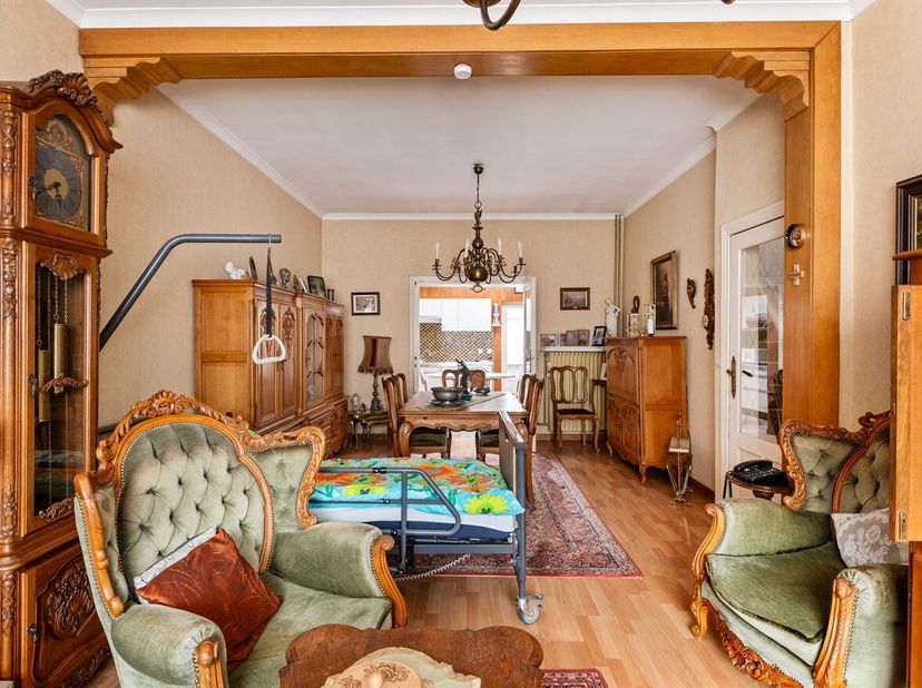 Openhuizendag op zaterdag 13 juni van 15u30 - 16u30<br />
Gelegen op een goed bereikbare locatie bevindt zich deze te renoveren woning, met een vlotte