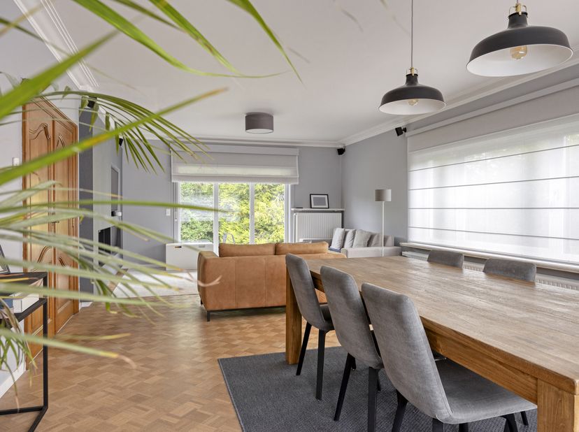Bent u op zoek naar de perfecte balans tussen rust van een groene omgeving en de bruisende nabijheid van de stad? Deze schitterende, vrijstaande villa