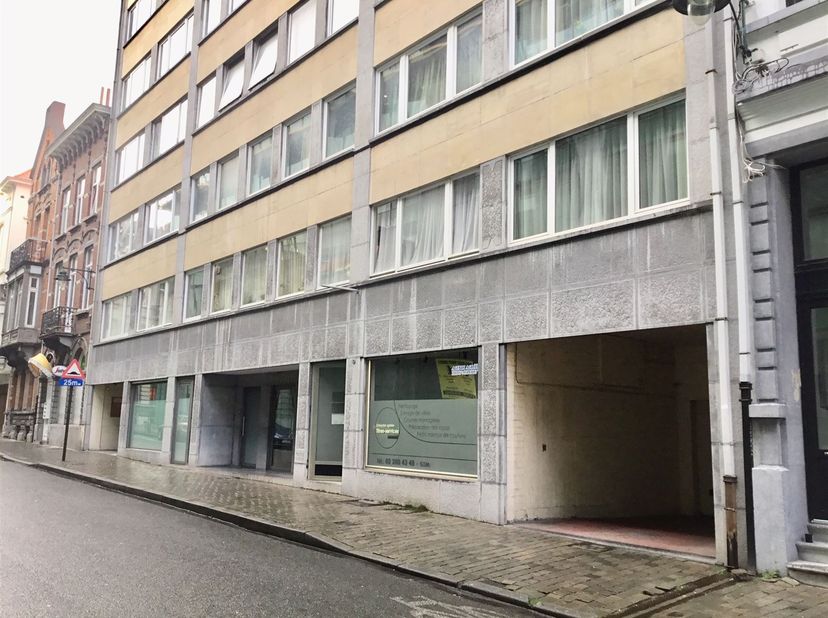 Emplacement de parking dans le parking souterrain d'un immeuble d'appartements situé dans un endroit privilégié du quartier de l'Union européenne. Dim