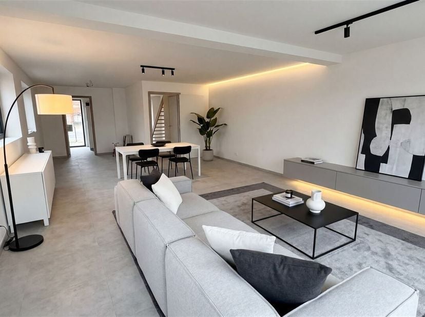 Instapklare nieuwbouwwoning met 4 slaapkamers, 2 badkamers en zonnige tuinOntdek deze ruime en energiezuinige nieuwbouwwoning met een bewoonbare opper