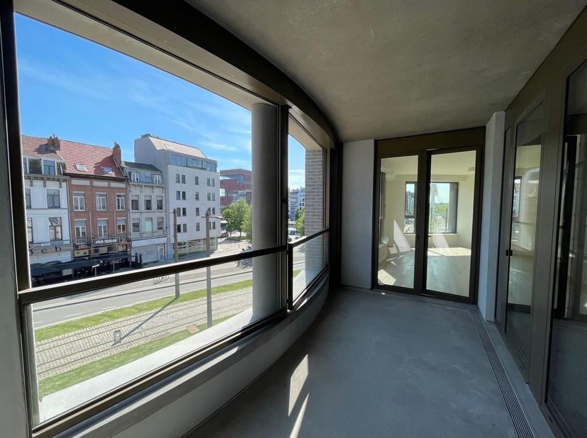 Uiterst zonnig appartement met terras en mooi uitzicht gelegen in de London Residence.<br />
Het appartement is gelegen op de tweede verdieping. De in