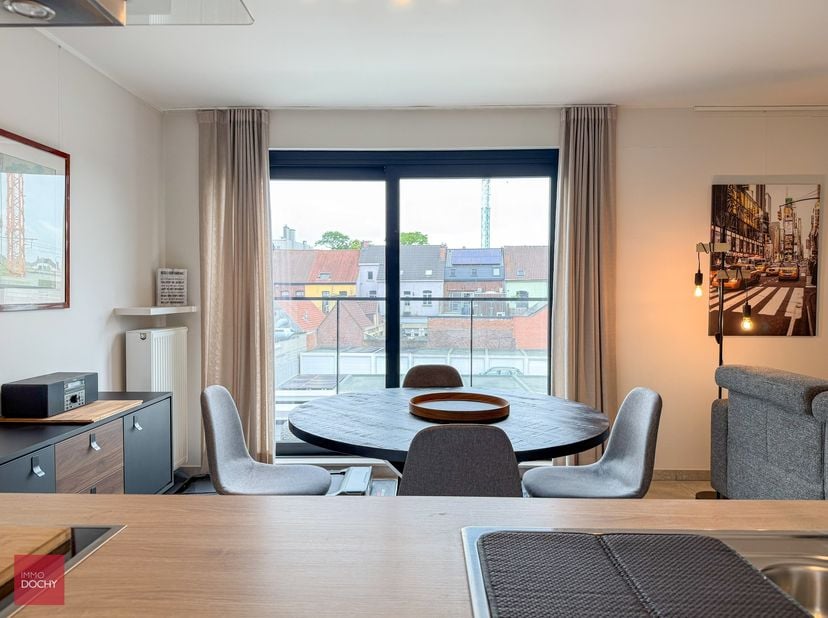 Instapklaar appartement met inkomhall, living met zuidgericht terras (screens), ingerichte keuken, berging, 2 slaapkamers (1 met balkon), badkamer. Mo