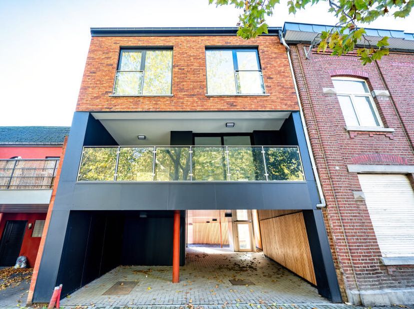 Situé au coeur du village d'Hermalle, dans un cadre de vie agréable, immeuble comprenant 2 appartements neufs (un appartement 2 chambres et un duplex
