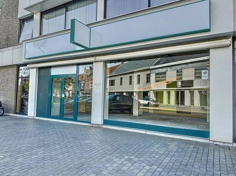 Goed gelegen handelspand met keukentje en toilet met een oppervlakte van 100m².<br />
Indeling: handelsruimte, bureauruimte, berging, keukentje en toi