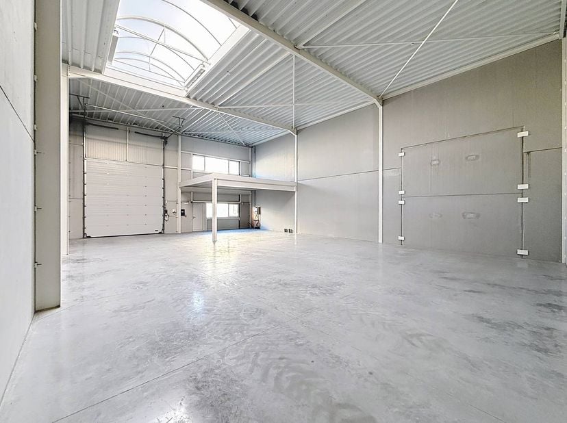 Cette unité PME de nouvelle construction offre 216 m² d'espace flexible et dispose de deux places de parking privées. Cette unité fait partie du proje