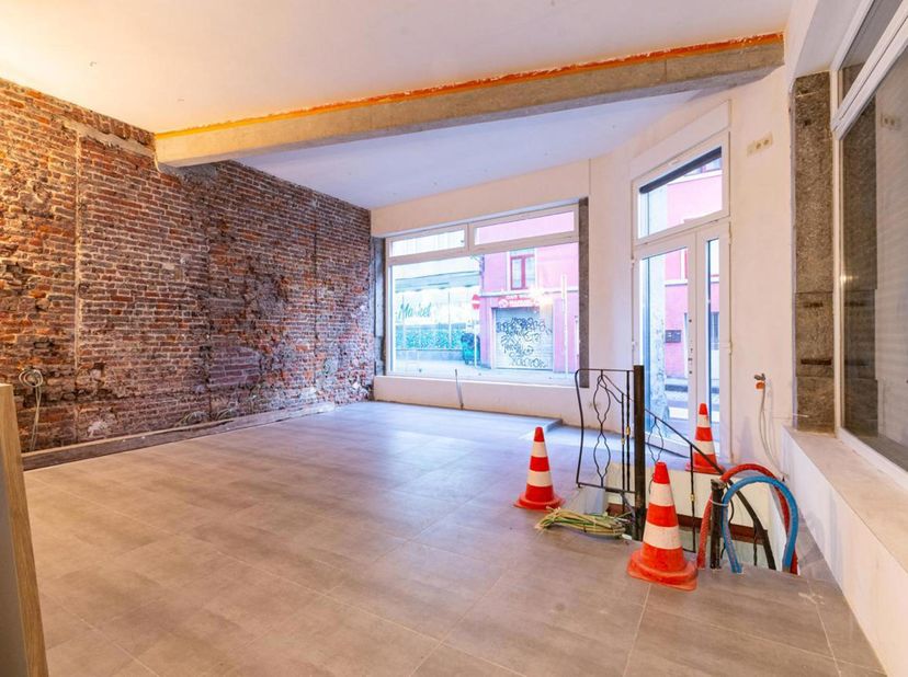 Saint-Gilles – Espace commercial d’angle avec excellente visibilité<br />
Idéalement situé à Saint-Gilles, dans un quartier dynamique et commerçant, n