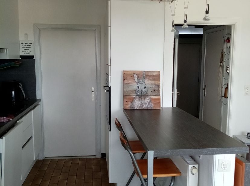 Gerenoveerd, smaakvol, licht en ruimtelijk 2-slaapkamer hoekappartement op de 7de verdieping. <br />
Rustig en groen gelegen binnen de grote ring in d