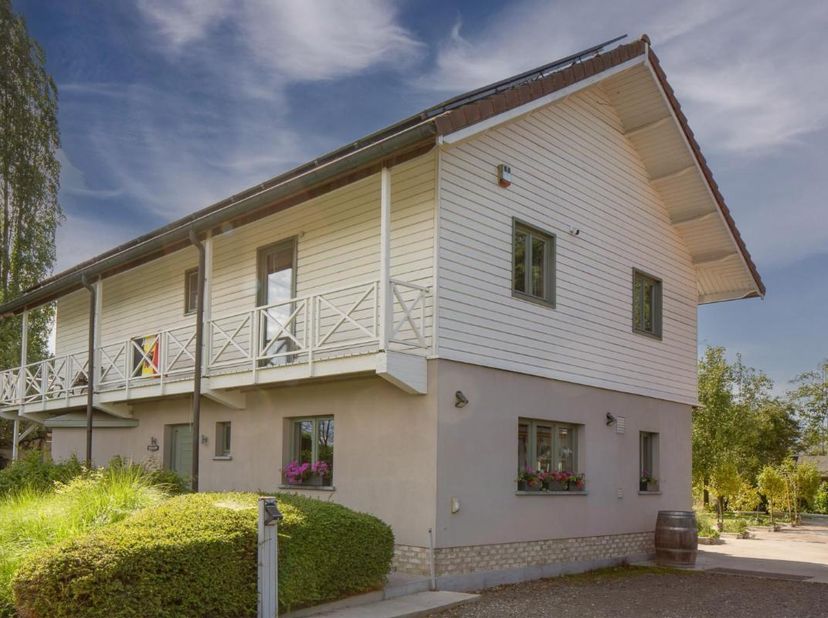 EXCLUSIEVE OPEN BEBOUWING -<br />
Uitstekend gelegen woning, rustig maar toch nabij de E17. <br />
Grote bewoonbare oppervlakte (± 200 m²) en tal van