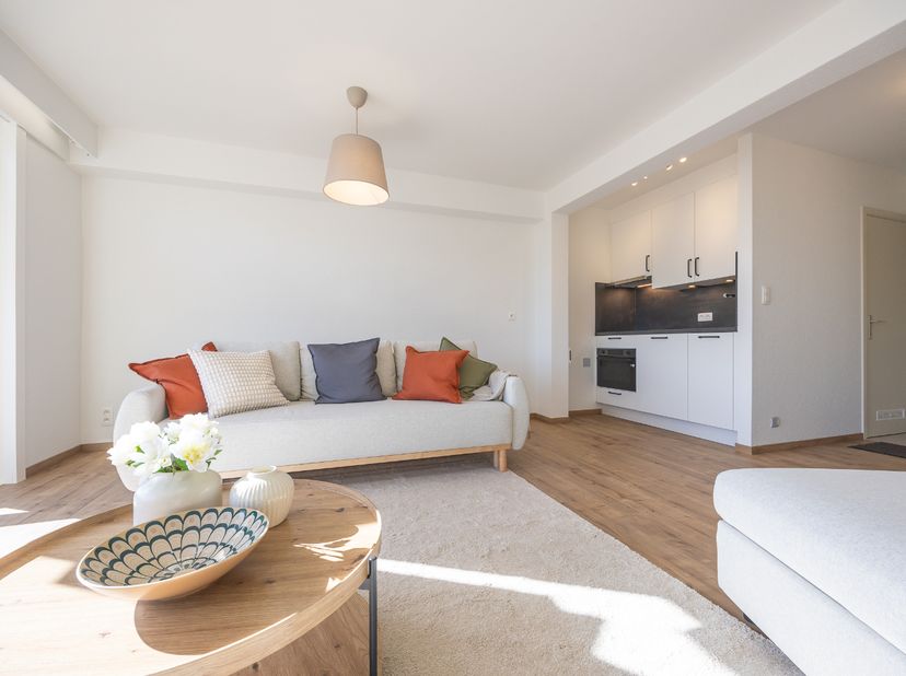 Deze uitzonderlijk lichtrijke studio met zuidgericht terras bevindt zich op de achtste verdieping van de stijlvolle Residentie Verdiende Rust (Zeedijk