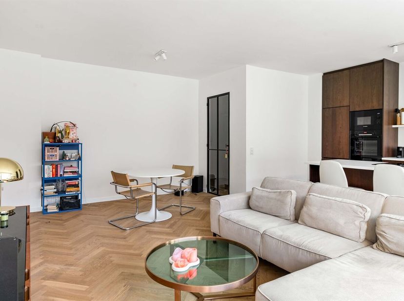 Ligging: Het appartement aan de Nerviërsstraat 1 in Antwerpen ligt op een centrale en goed bereikbare locatie, op wandelafstand van het Stadspark. De