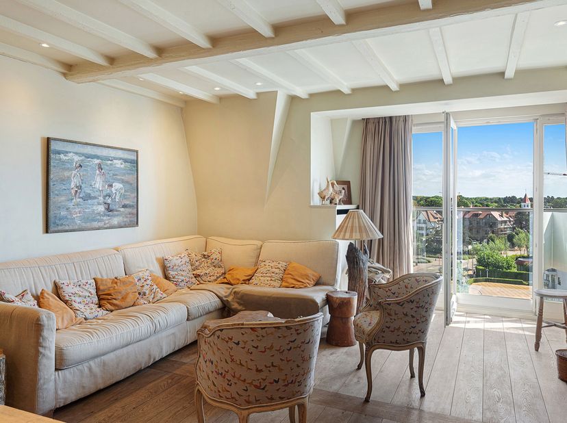 Prachtig en lichtrijk penthouse van 110 m², gelegen op de vijfde verdieping van een residentie op een uitzonderlijke ligging aan de Kustlaan, in het h