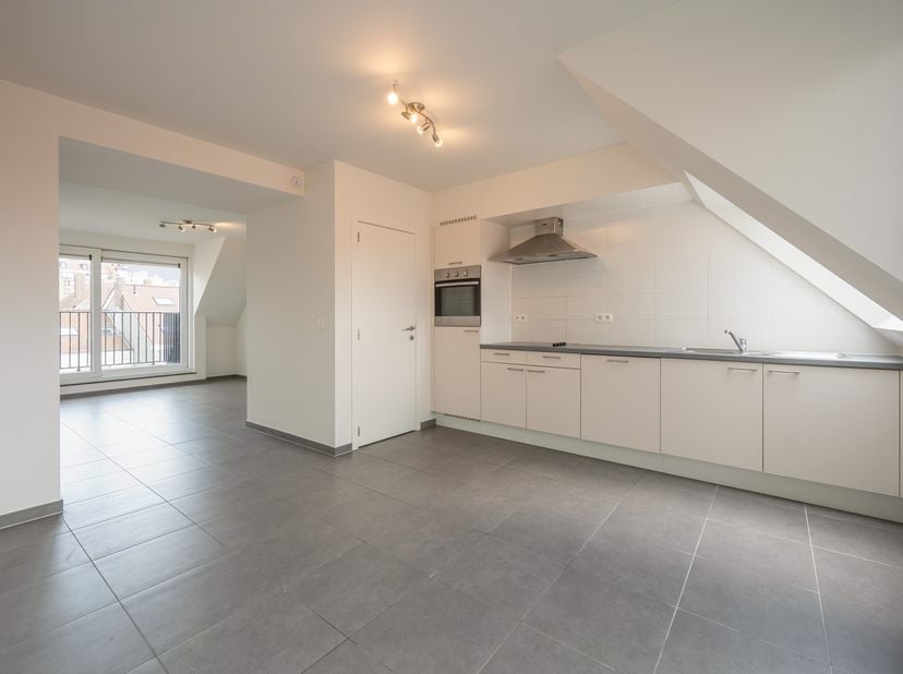 Appartement récent (2013) situé dans une rue perpendiculaire de la Kursaalstraat.&amp;nbsp;<br />
<br />
L'appartement se situe sur la troisième étage (la