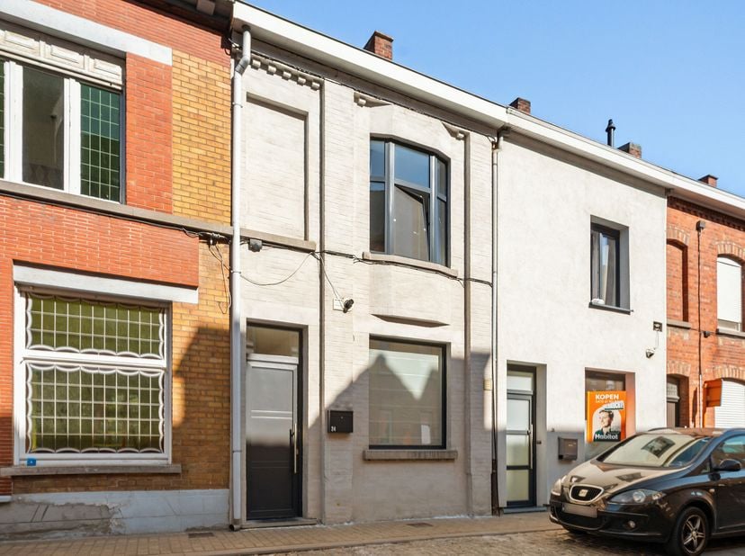 Betaalbare, instapklare woning te koop in Menen<br />
Je betreedt de woning via de inkomhal met gastentoilet en komt vervolgens in de open leefruimte