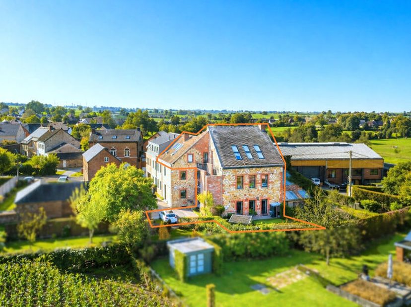 Situé au cur du village de La Minerie, dans un environnement calme et verdoyant, charmant immeuble de rapport rénové comprenant 3 appartements 2 chamb