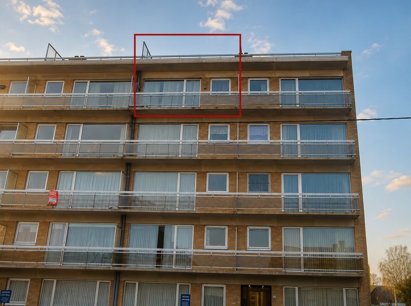 Dit verzorgd en instapklaar appartement in residentie Mimosa geniet van een uitstekende ligging tussen Roeselare en Rumbeke, vlakbij winkels, openbaar