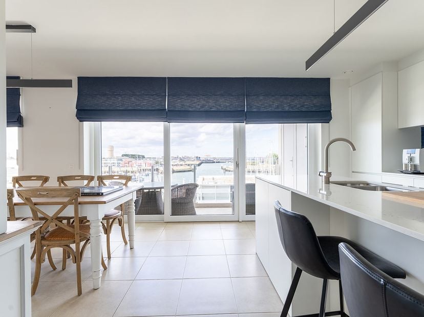 Ontdek dit recente appartement met drie slaapkamers in Zeebrugge, opgeleverd in 2022 en gelegen op een toplocatie met een prachtig uitzicht over de ja