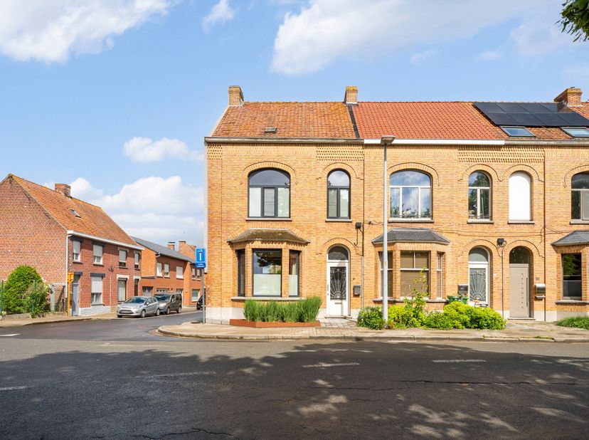 Deze charmante burgerwoning met garage werd recent gerenoveerd met smaak en bewaring van authentieke elementen.<br />
De woning is gelegen op wandelaf