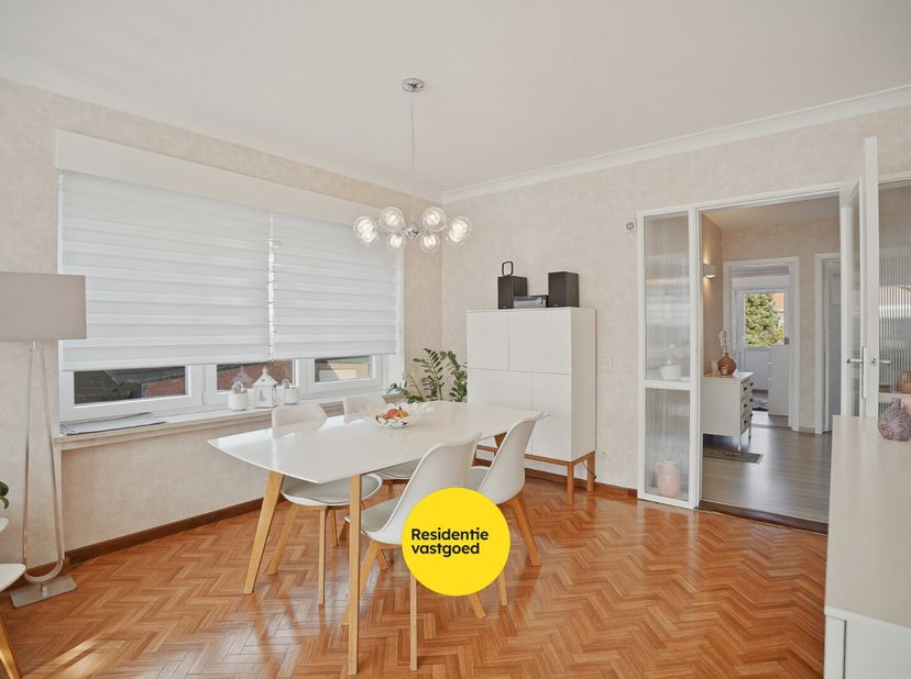 Kijkdag op zaterdag 23/05 - op afspraak!<br />
Dit instapklare appartement op de eerste verdieping geniet van een uitstekende ligging met vlotte berei