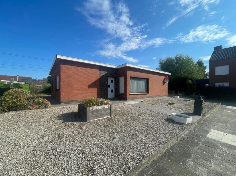 Bungalow met 3 slaapkamers te koop.Op zoek naar een comfortabele woning?Deze verzorgde bungalow is gelegen in een rustige, doodlopende straat en biedt