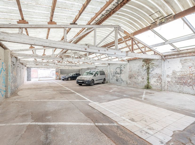 In het hart van Leuven, op een toplocatie langs de Tiensestraat, bevindt zich deze ruime overdekte hal van 224m2, gekend als een overdekte parking. Ee