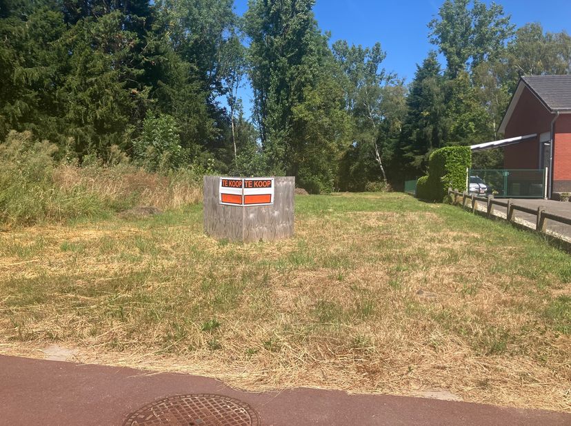 Bouwgrond voor halfopen bebouwing – 645 m² – Berlaar-Heikant - Vraagprijs: €175000<br />
<br />
Dit perceel, gelegen aan de Aarschotsebaan in Berlaar-