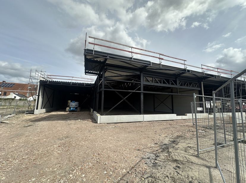 Handelsruimte op absolute toplocatie in Roeselare<br />
Langs de Ardooisesteenweg bieden wij deze uitzonderlijk zichtbare handelsruimte van ca. 519 m²