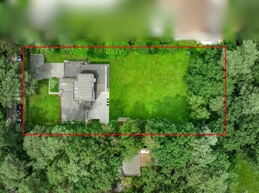 Deze villa is gelegen aan de Kiwilaan 18 in Zoersel, in een rustige en bosrijke woonomgeving. De woning bevindt zich in een residentiële straat met we