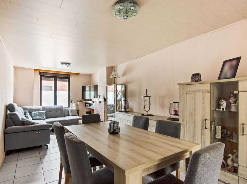 Openhuizendag op zaterdag 13 juni van 15u30 - 16u30<br />
Ligging:<br />
Deze woning is gelegen in de rustige Kilstraat in Hoboken, een aangename woon