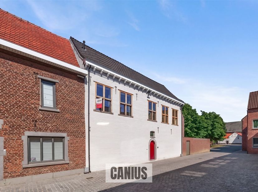 STATIGE WONING MET 3 SLKS EN TERRAS <br />
<br />
Aan de stadsrand van Sint-Truiden, treffen wij op het Begijnhof deze statige woning aan. De groots
