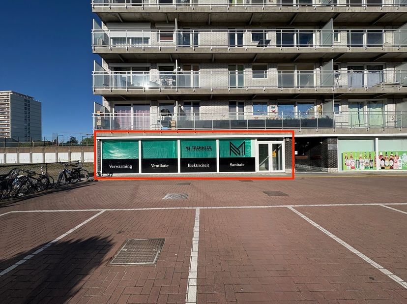 Commerciële ruimte van ca. 170 m² te huur langs de N1 te Mechelen, gelegen tussen de op- en afritten van de E19 (Mechelen-Noord) en nabij het centrum