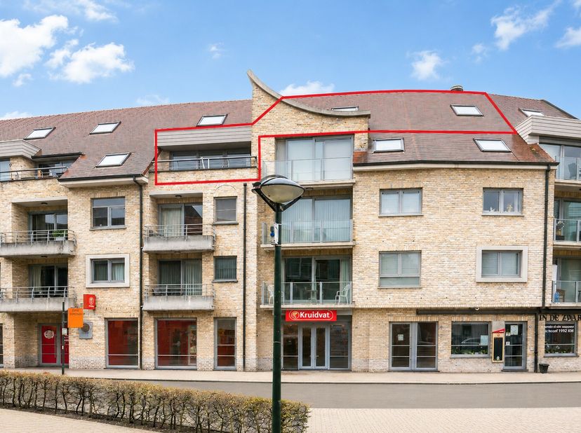 KIJKDAG * ZATERDAG 4 JULI * 14u tot 15u30<br />
Op de gezellige en vernieuwde Burg vinden we dit lichtrijk en royaal appartement hartje Torhout!<br />