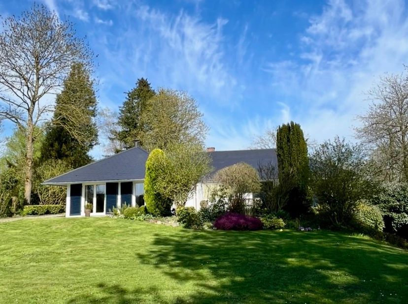 Gelijkvloerse villa met zwembad op een perceel van 3500 m²<br />
<br />
Deze prachtige gelijkvloerse villa van 210 m² woonoppervlak ligt in een rustig