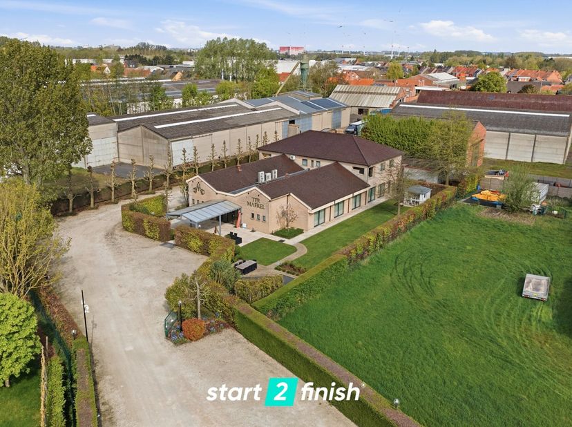 Ontdek deze unieke eigendom met tal van mogelijkheden: een goed onderhouden feestzaal met een ruim en comfortabel appartement erboven, gelegen op een