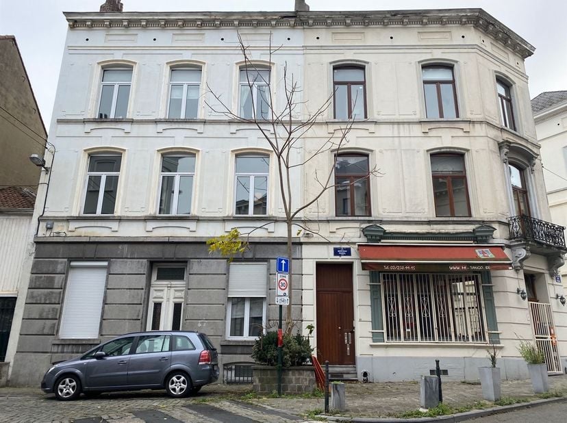 Appartement cozy, bien situé dans le quartier EU. Séjour lumineux avec chambre en mezzanine. Cuisine équipée et salle de bains avec douche à l'Italien