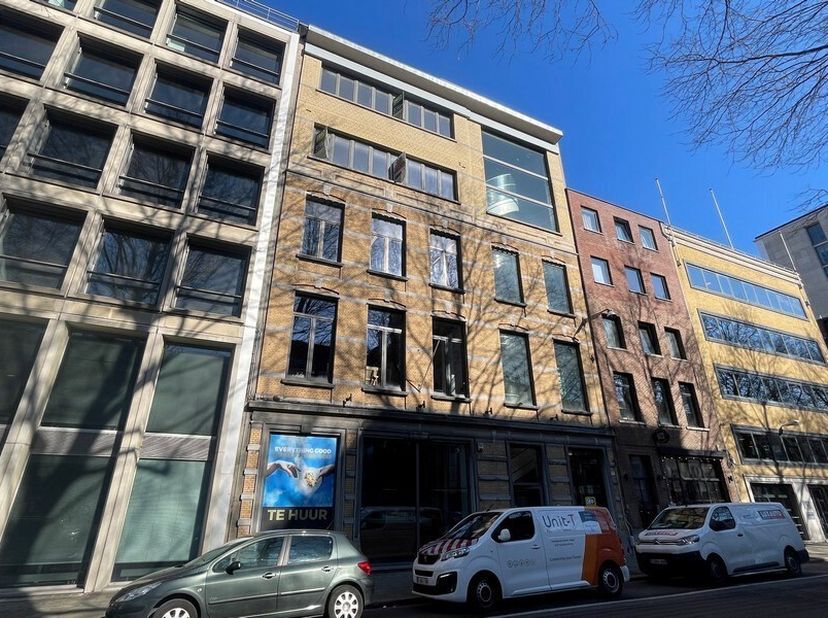215m² kantoorruimte op vierde verdieping met terras (15m²)<br />
Ligging: aan de Brouwersvliet (N49a), vlakbij Waaslandtunnel en stadsring; tram- en b