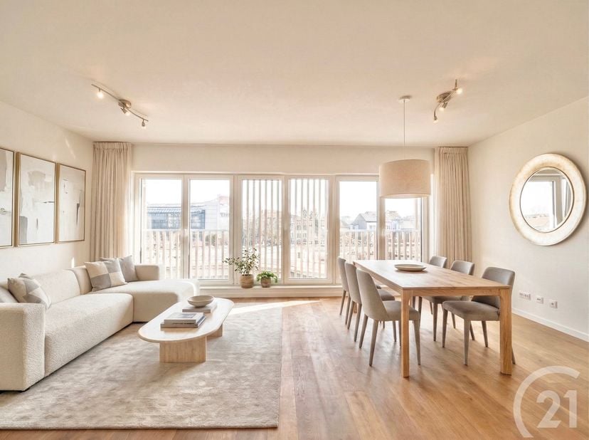 Dit appartement van +/- 73 m² (volgens EPC), gebouwd in 2018, ligt vlak bij het station Delta, de VUB en de ULB en profiteert van een gunstige ligging