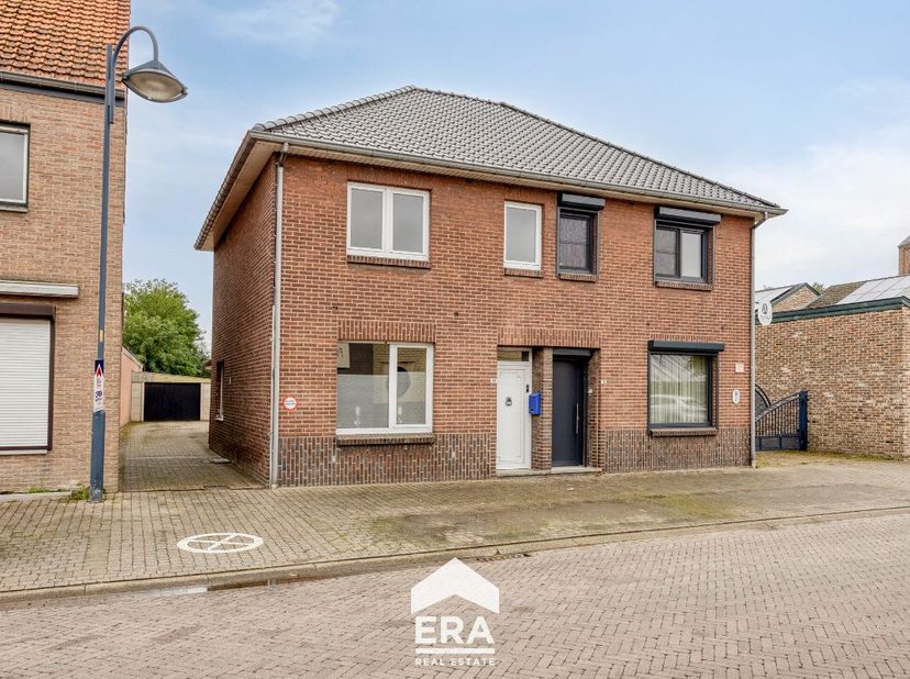 Deze instapklare halfopen woning is gelegen in een rustige straat in Grote-Brogel, op een centrale ligging tussen Peer en Bocholt. Met de lagere schoo