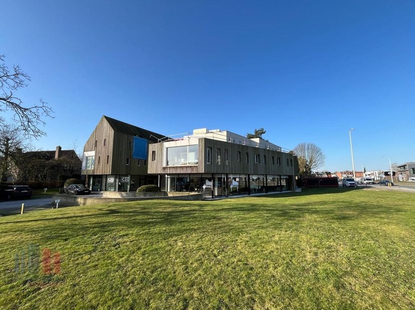 Dit moderne kantoor van 86 m² ligt op een absolute toplocatie, vlak naast de oprit van de E40 in Sint-Denijs-Westrem. Voor het gebouw stopt ook een bu